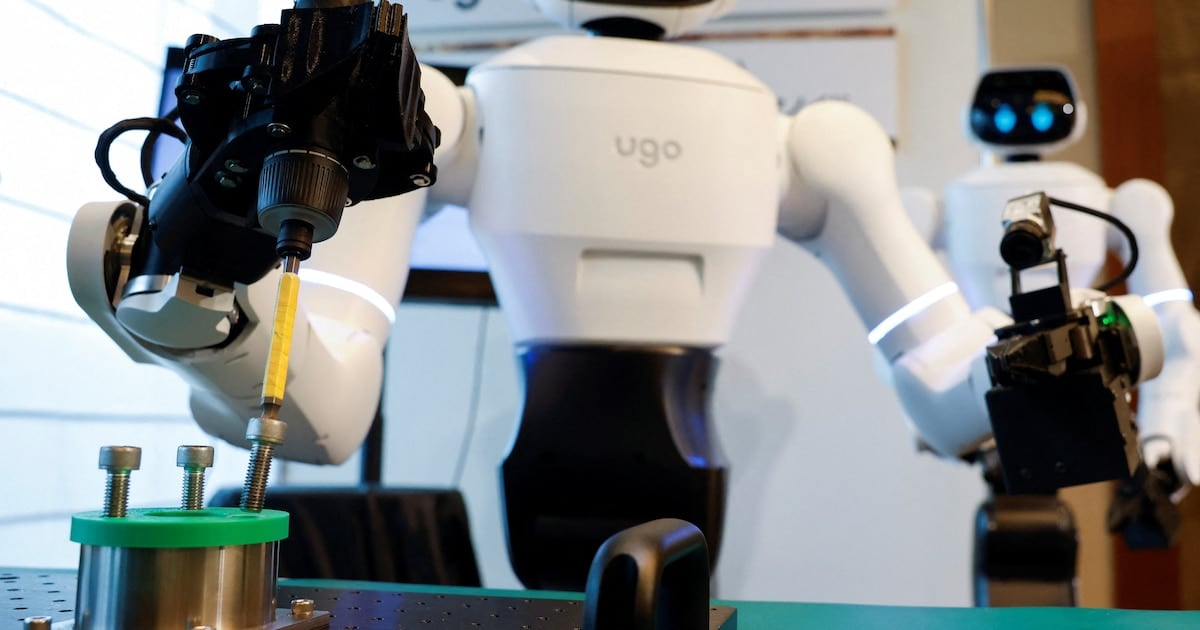 Un robot humanoide con IA debutó como guía y mozo en un hospital de Japón