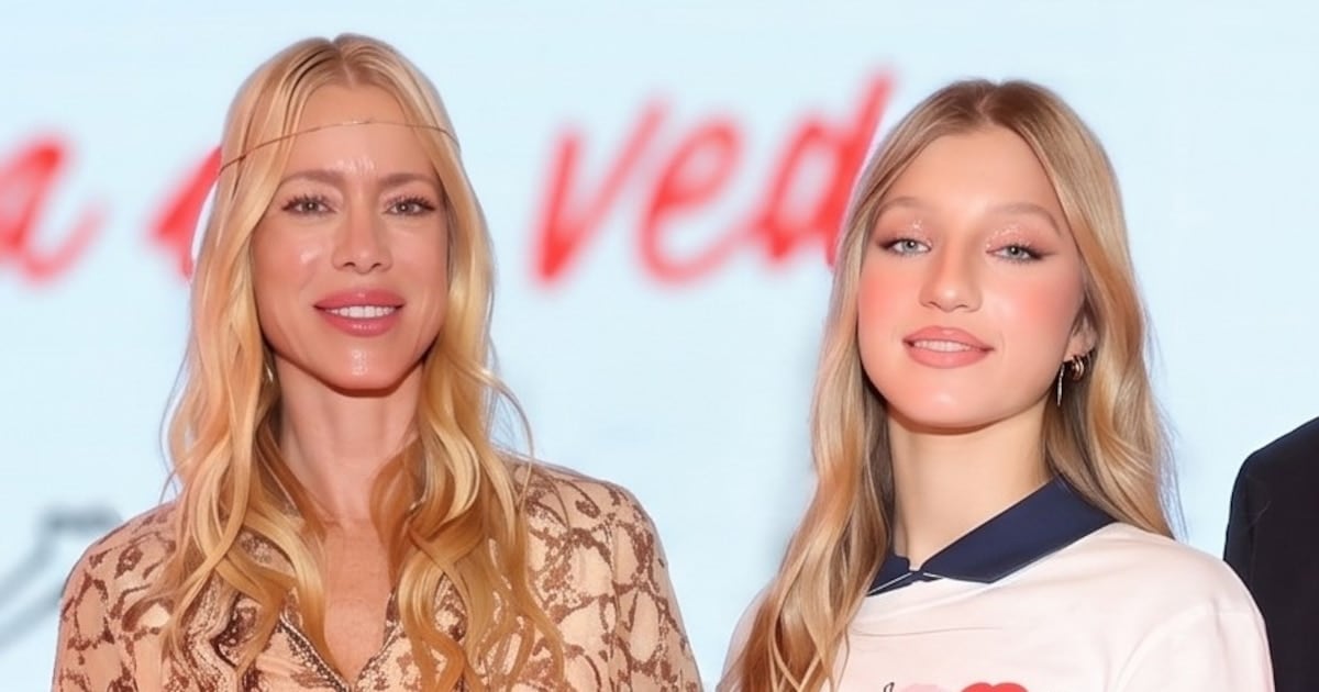 Allegra Cubero se subió a la pasarela con su madre Nicole Neumann mirándola desde la primera fila