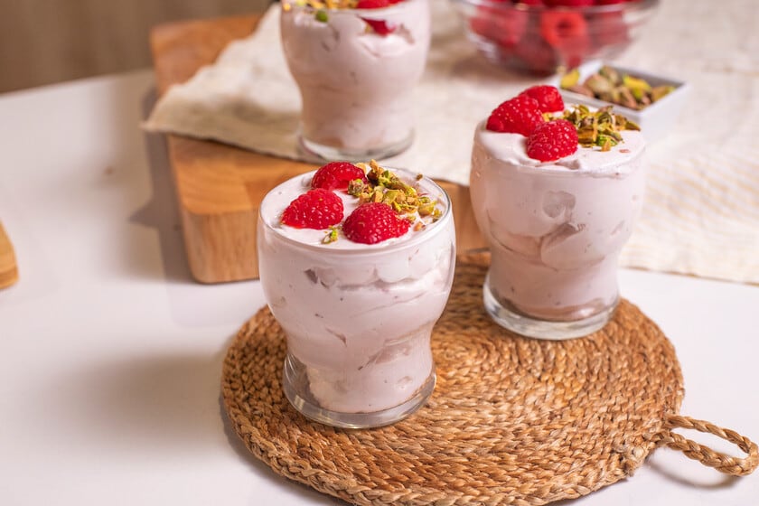 Mousse de frambuesas sin huevo: un postre que se hace antes de que lleguen las visitas