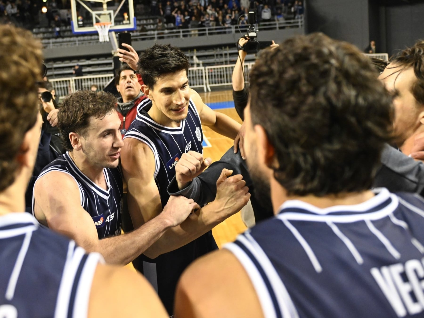 Peñarol le aguó la fiesta al campeón y arrancó su temporada número 40 con un trabajoso 62-57