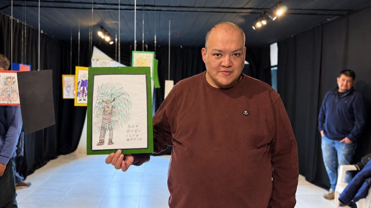 Un vecino de Aluminé expone por primera vez sus dibujos inspirados en Goku en la Casa de la Cultura