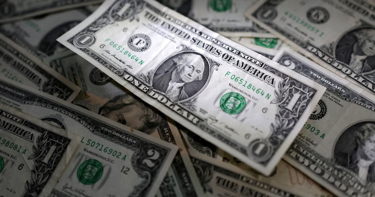 El billete verde cedió cinco pesos en el Banco Nación y cerró la semana a 1.540 pesos para la venta al público