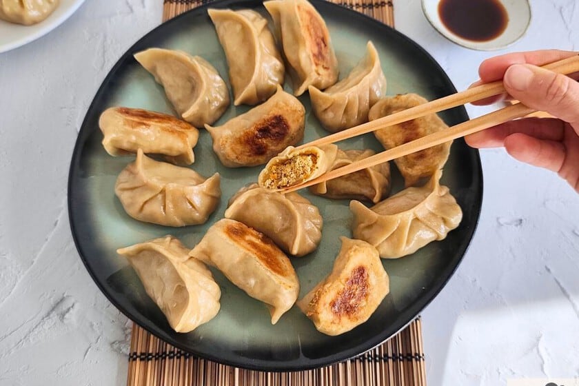 Treinta gyozas de verduras, hechas en casa: la receta con tofu y shiitake que conquista cualquier mesa