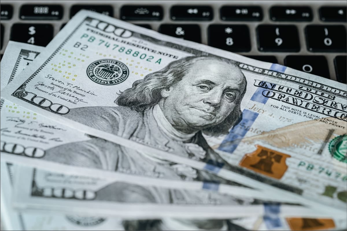 Dólar oficial y blue cierran la semana sin variantes: $1540 y $1560, en la referencia del domingo