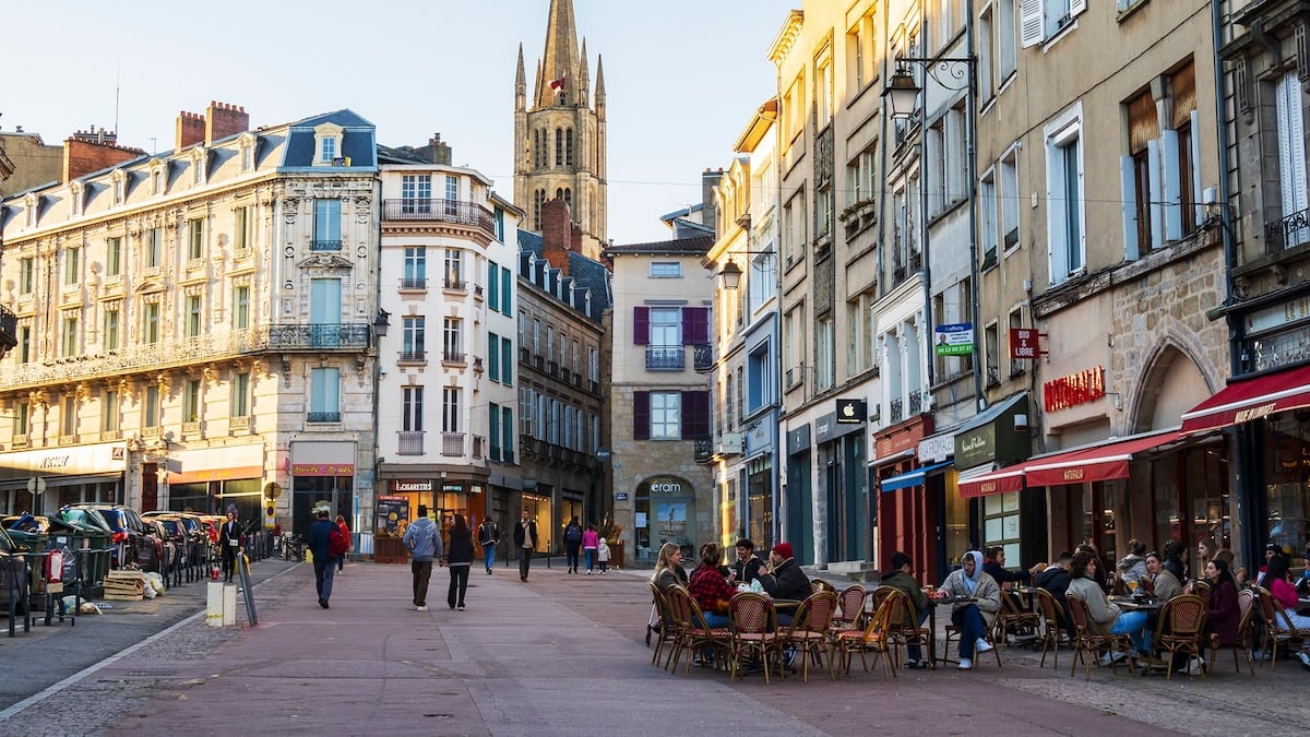 A paso lento por Limoges, donde el esmalte y la porcelana siguen vivos