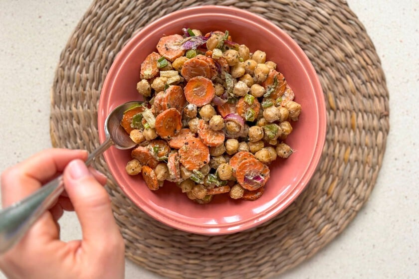 Ensalada templada de garbanzos y zanahoria al horno: el tahini como protagonista