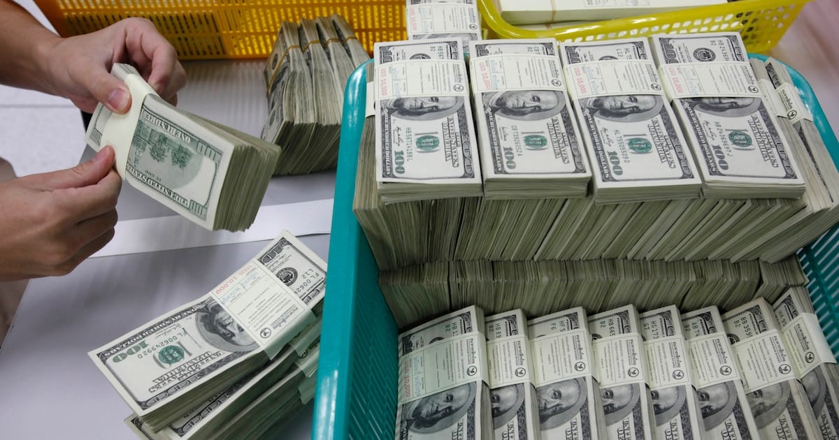 El dólar blue retrocedió a $1.545 y se acercó al precio de venta del Banco Nación