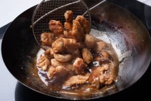Pollo al limón crocante: dos harinas, una salsa brillante y el truco que cambia todo