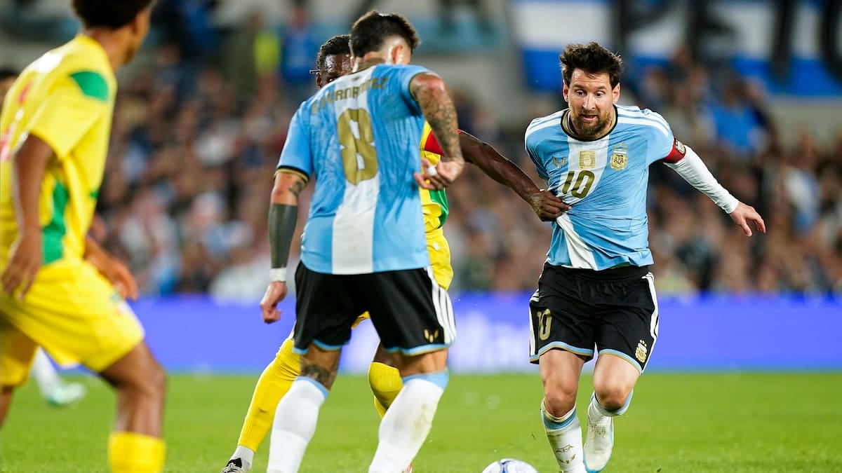Otamendi le pintó la despedida a Messi con un cabezazo que valió un Monumental entero