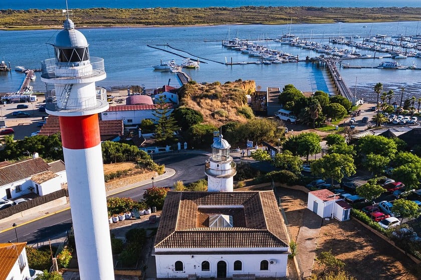 El Rompido: coquinas, dunas móviles y dos faros que se miran frente al Atlántico