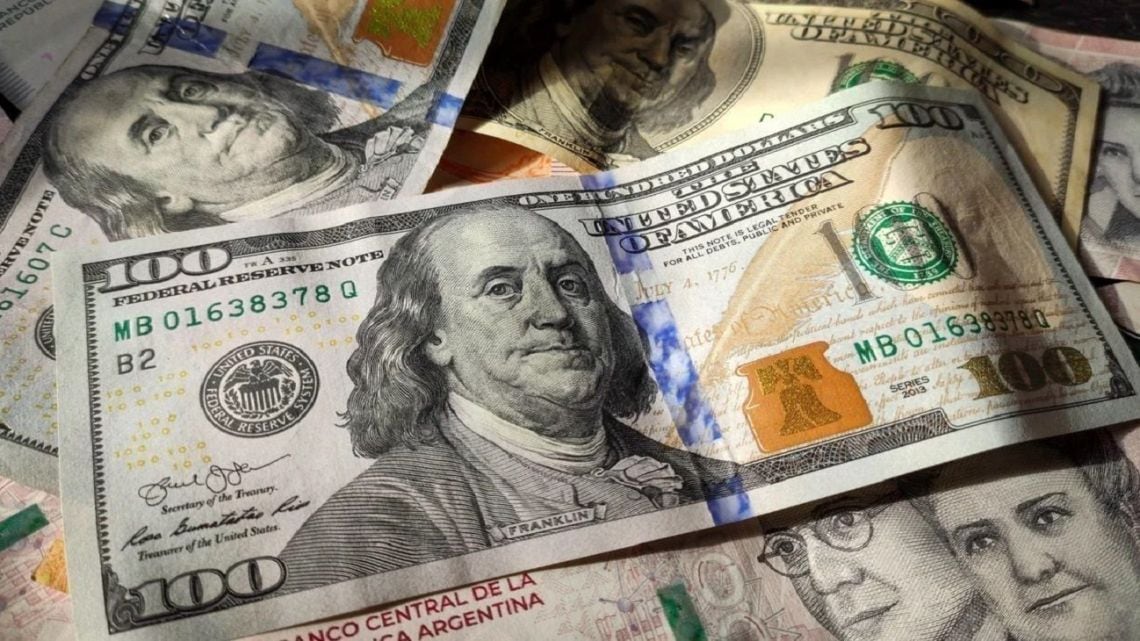 El dólar blue cerró la semana a $1.540 para la venta, tras una baja de $15 en la quinta rueda cambiaria