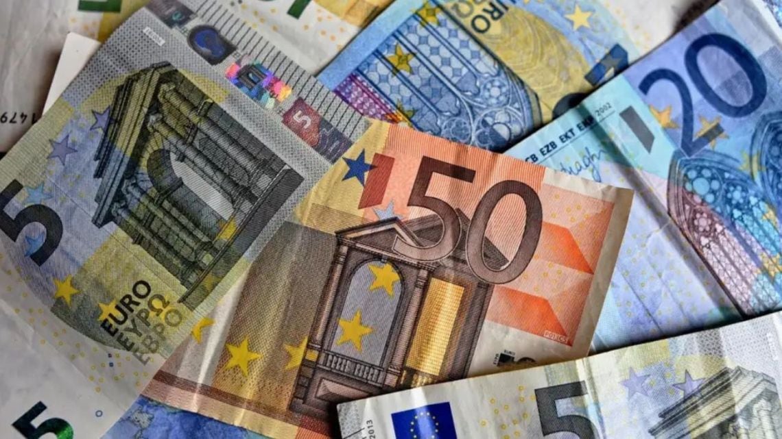 El euro blue cortó la semana con una caída de seis pesos y se alejó de la referencia bancaria