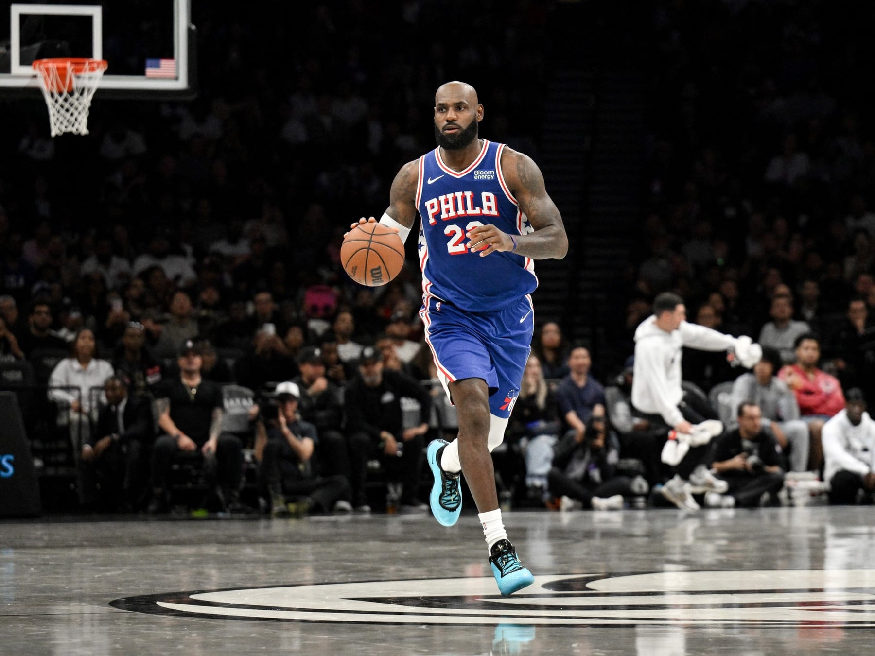 LeBron se puso la camiseta de los Sixers, jugó 18 y los Nets se aprovecharon: La delezónable cuenta regresiva