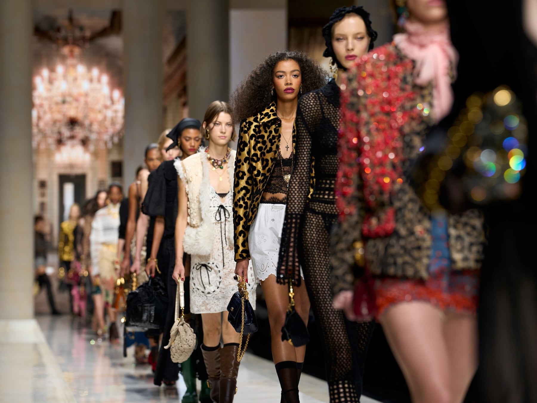 Milán cierra la semana de la moda con brillos, faldas con aberturas y el debut de Demna en su segunda colección para Gucci