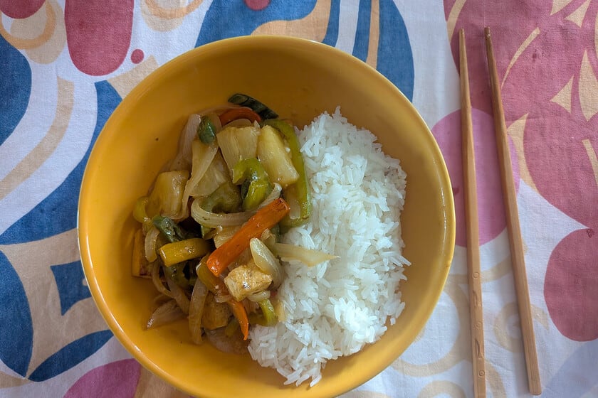 Tofu agridulce con piña: el clásico del wok que se reinventa sin una gota de carne