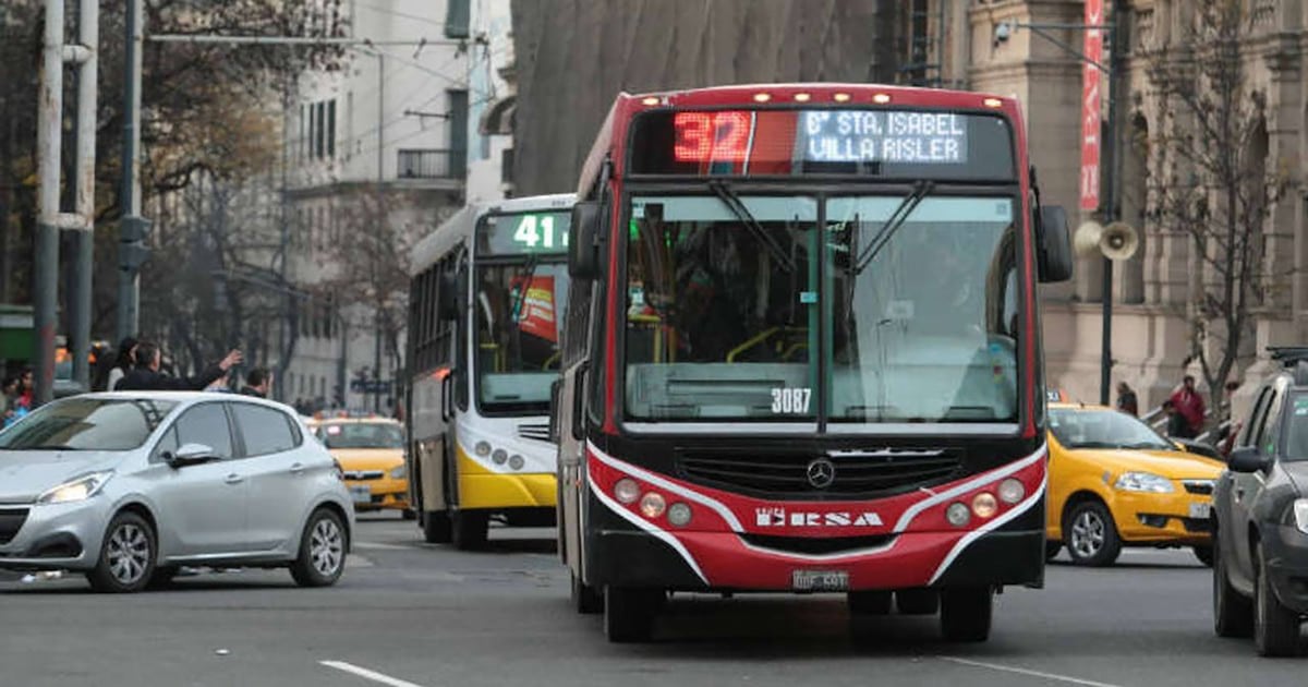 Tarifas de colectivo en Argentina: la brecha entre ciudades se amplía a más de 2.400 pesos por pasaje