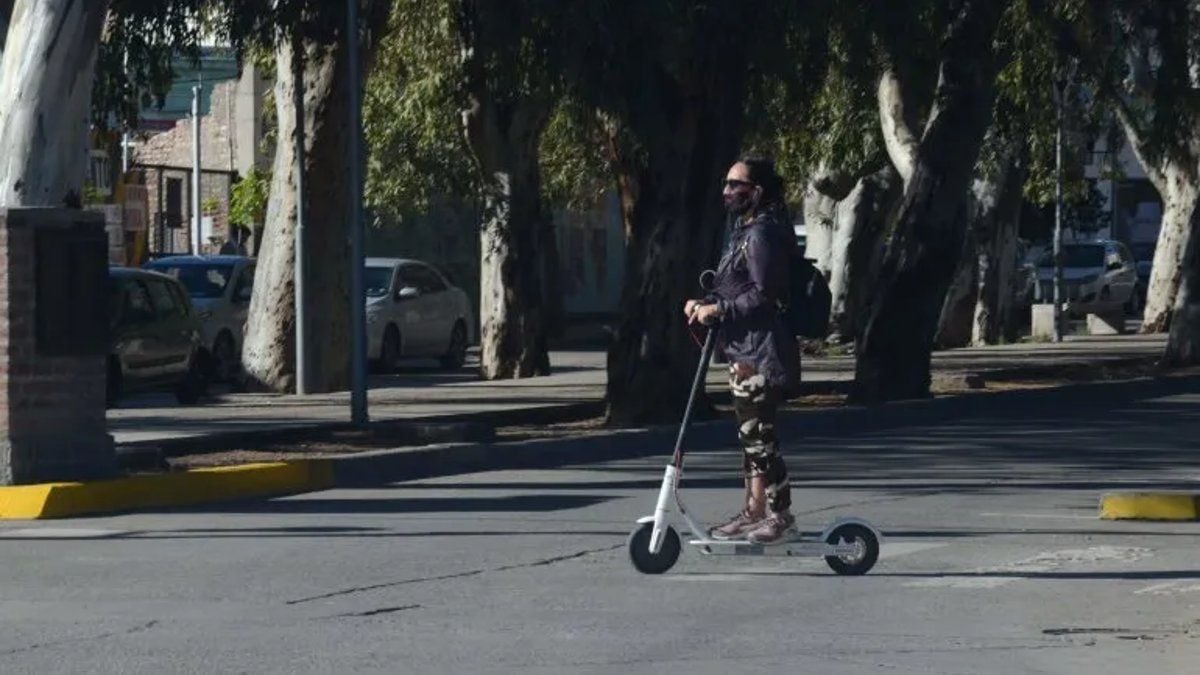 Neuquén se sube a la ola de los monopatines: la ciudad apuesta por una nueva movilidad eléctrica antes del verano