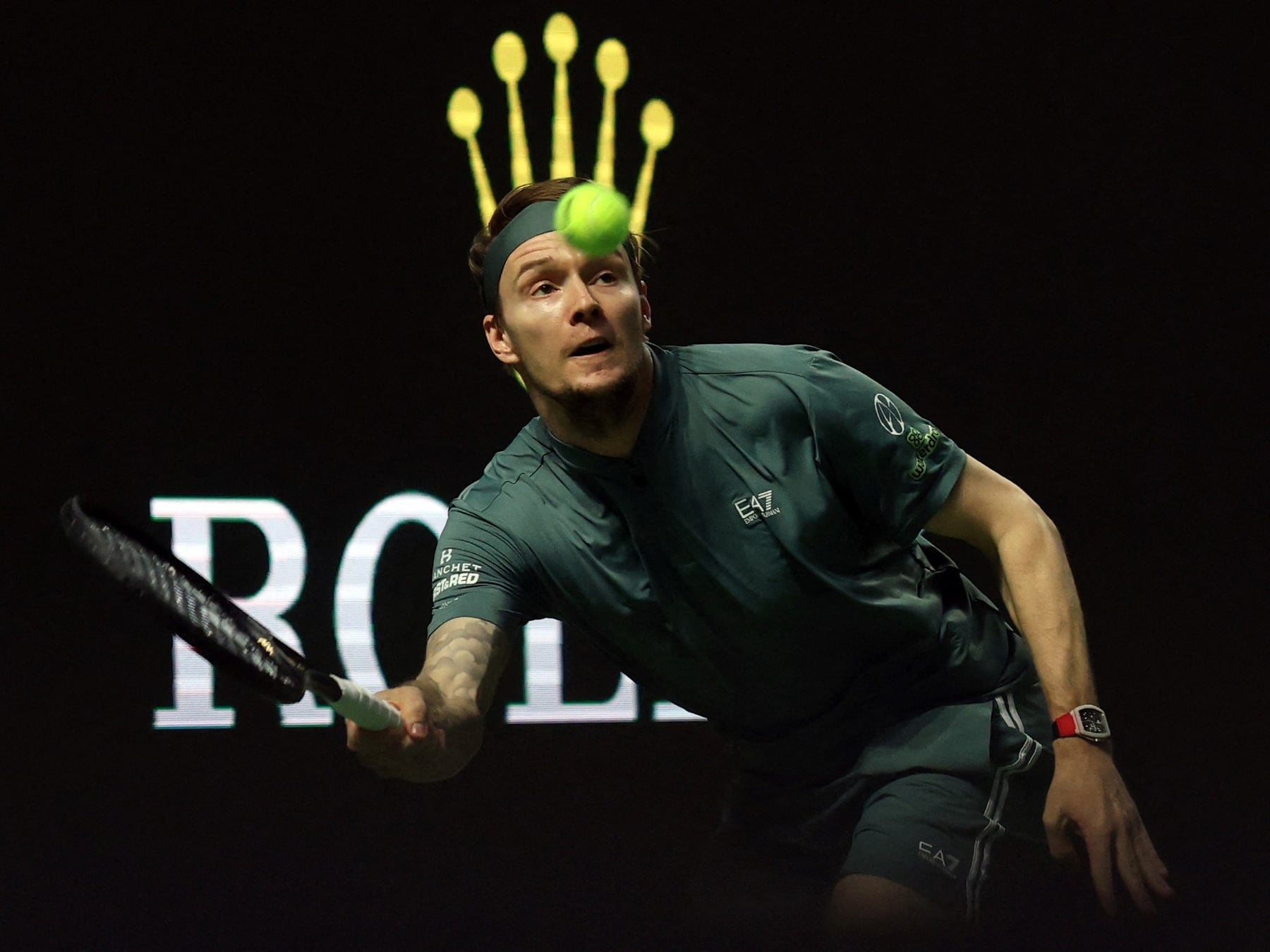 Bublik se cortó la mano a piñas, vendaje mediante y a puro carácter se metió en octavos del Masters de Shanghai