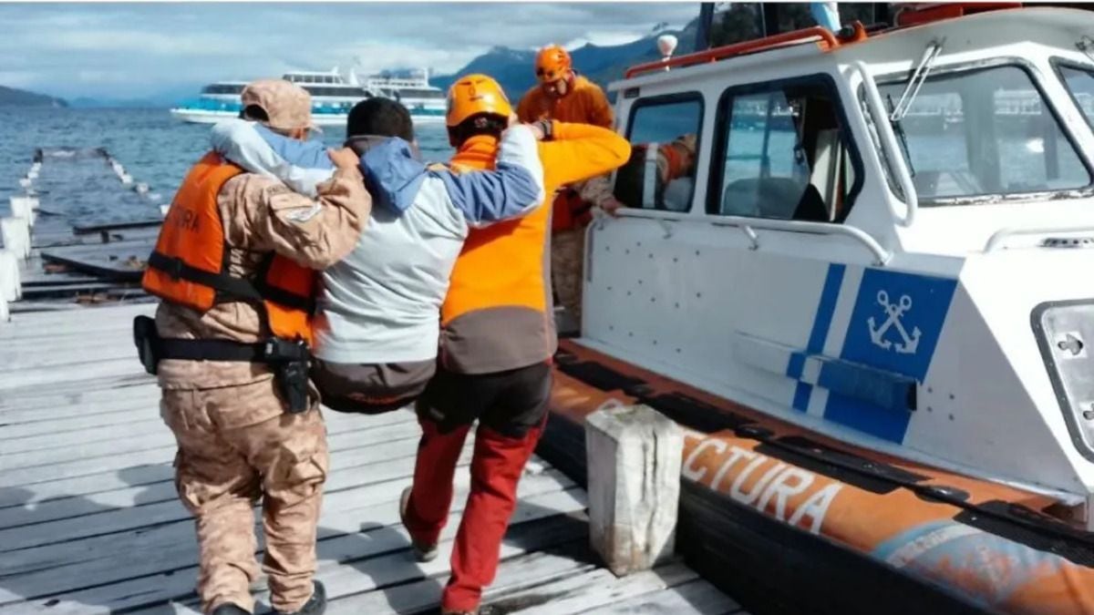 Una pierna en el camino: rescatan a un turista en el sendero que bordea el lago Nahuel Huapi