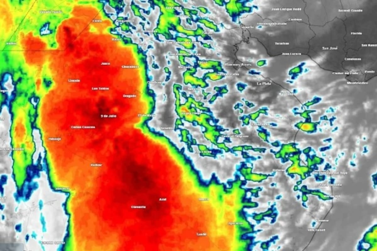 Un bloqueo atmosférico sobre el Atlántico mantiene al AMBA bajo un cielo gris y temperaturas que no superan los 18 grados