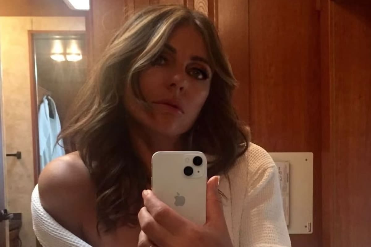 A los 61 y con anillo nuevo: Elizabeth Hurley arrancó el lunes el rodaje de la segunda temporada de The Burbs y los fans no le pierden pisada