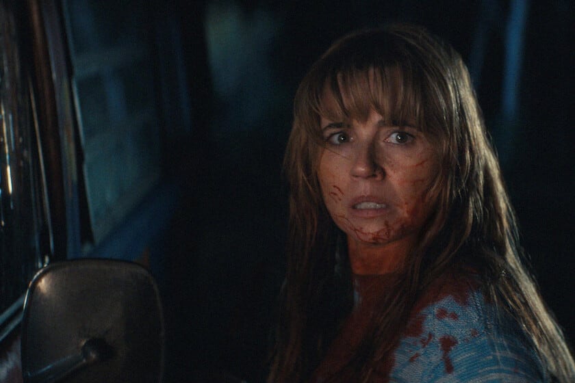 Linda Cardellini le pone el cuerpo y el alma a la madre de Jason en una serie que se anima a reescribir la saga