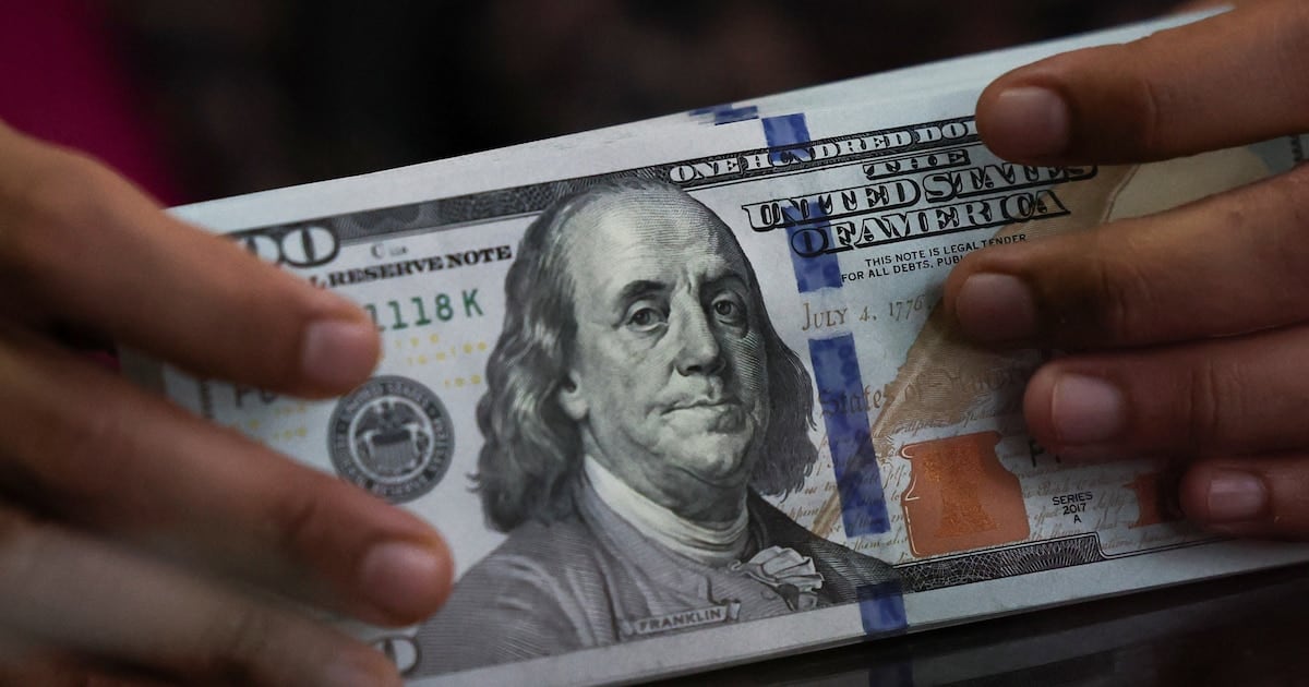 El dólar se mantuvo en 1.535 pesos en el Banco Nación y la brecha con la inflación volvió a quedar en el centro del debate