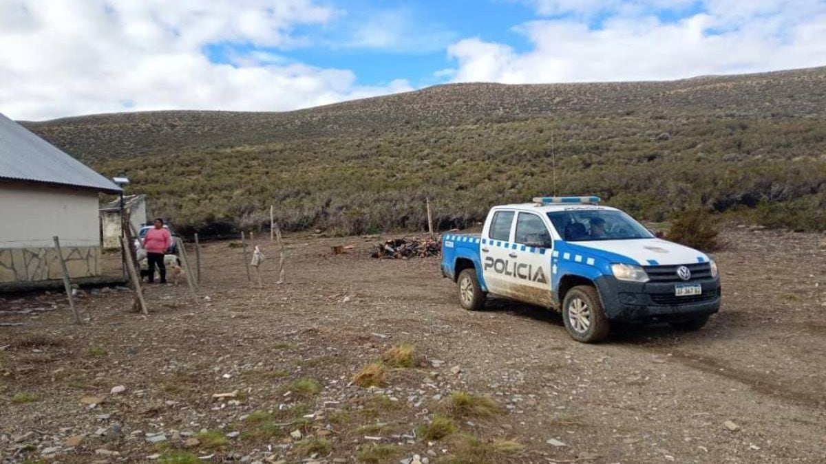 Siete días a la intemperie: la Policía le metió el hombro y una madre neuquina volvió a la meseta con comida para sus tres hijos