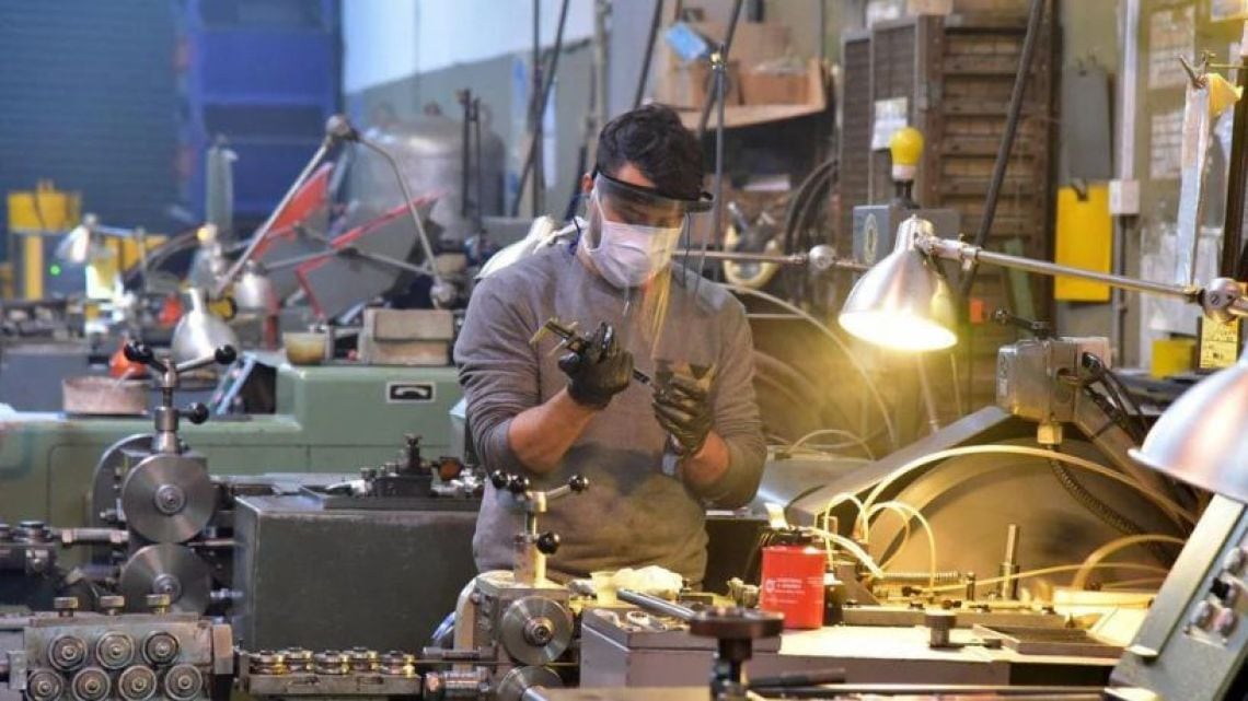 La industria opera al 58,5% de su capacidad y la informalidad gana terreno entre los trabajadores que pierden su empleo formal