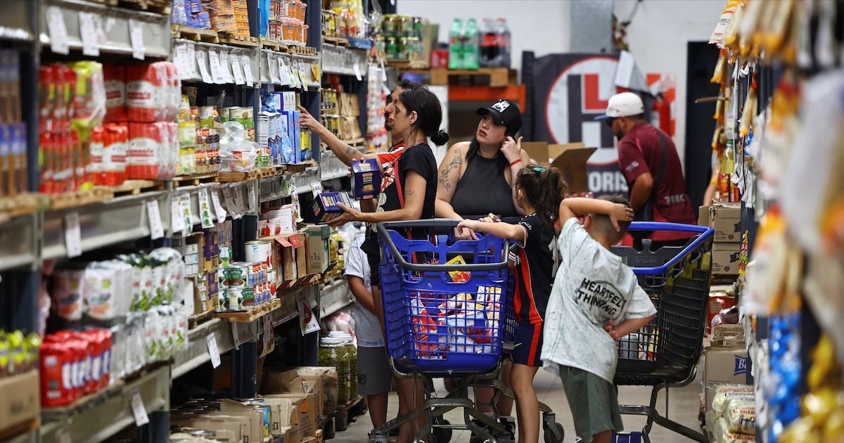 La inflación mensual se mueve entre 1,6% y 1,9% y los analistas coinciden en que el piso todavía no aparece