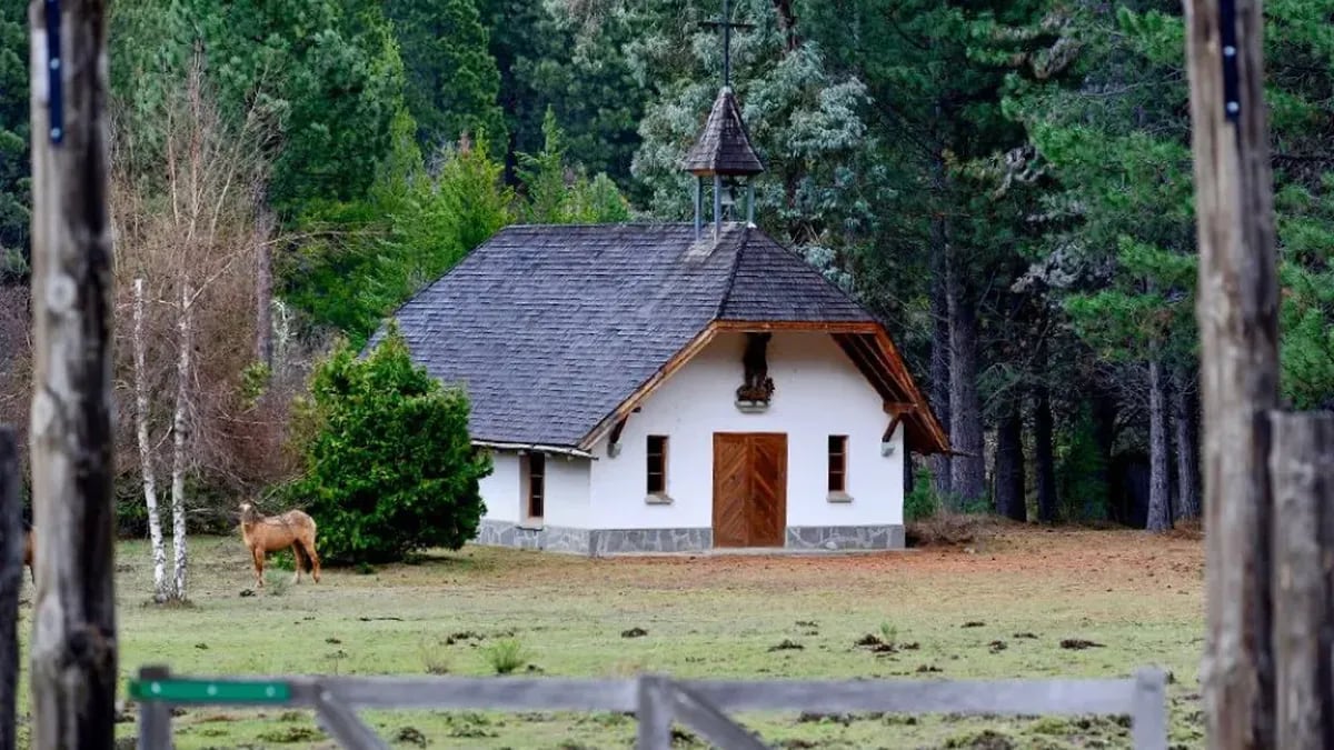 La capilla alpina que un príncipe alemán dejó como huella entre las lengas de Meliquina
