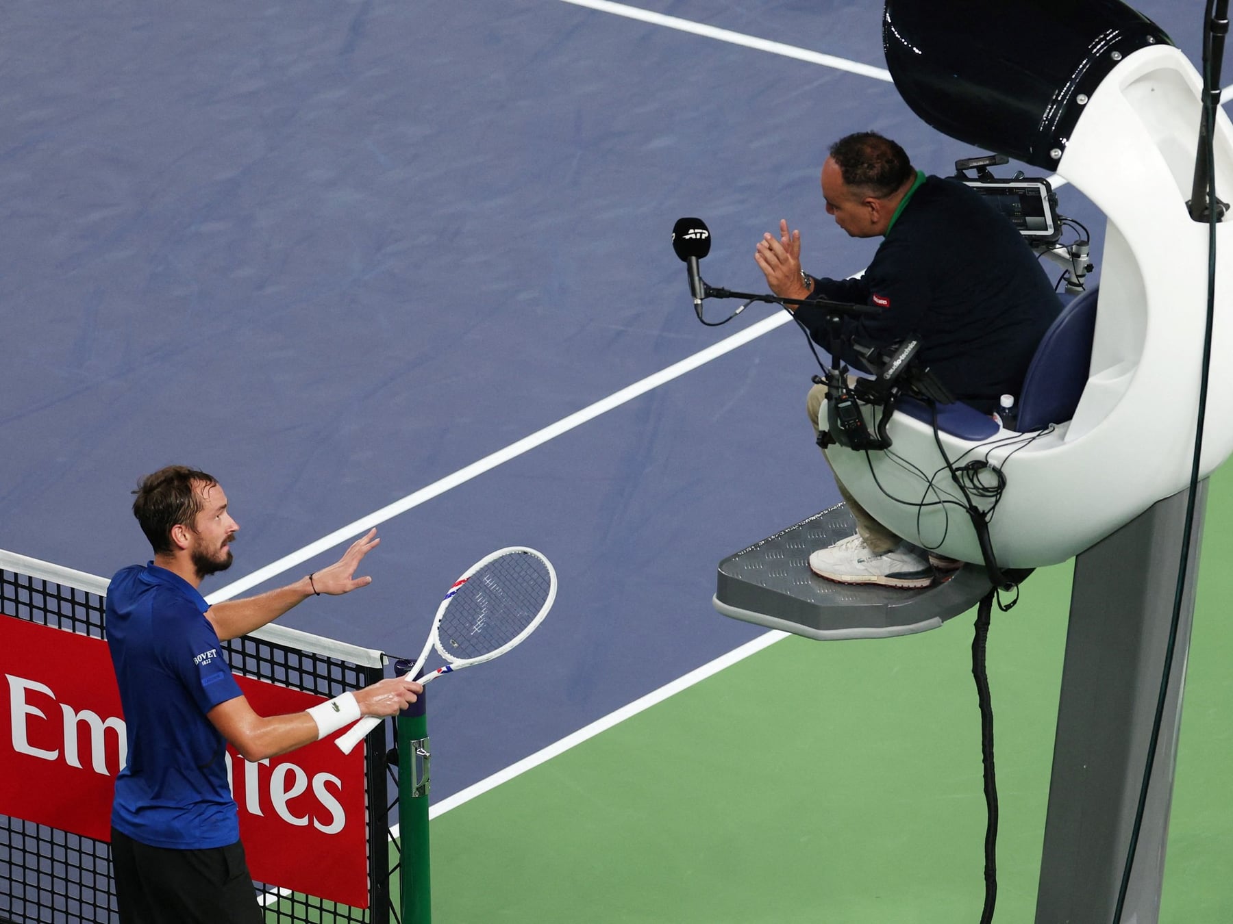Medvedev se quiso retirar, le mostraron la pelota y perdió igual ante el español que nadie esperaba