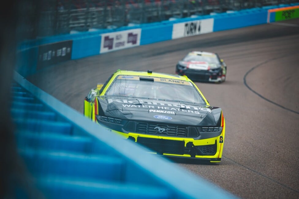 Blaney se adueñó de la pole en Phoenix y dejó a Larson hundido en el 22°