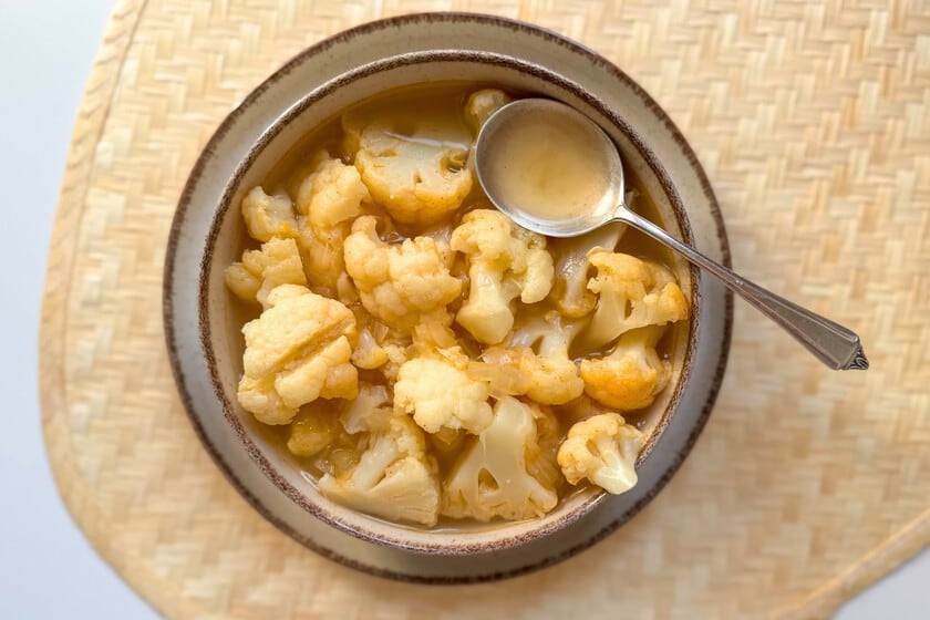 La sopa de coliflor que se come con cuchara grande, servida desde un rancho de las sierras