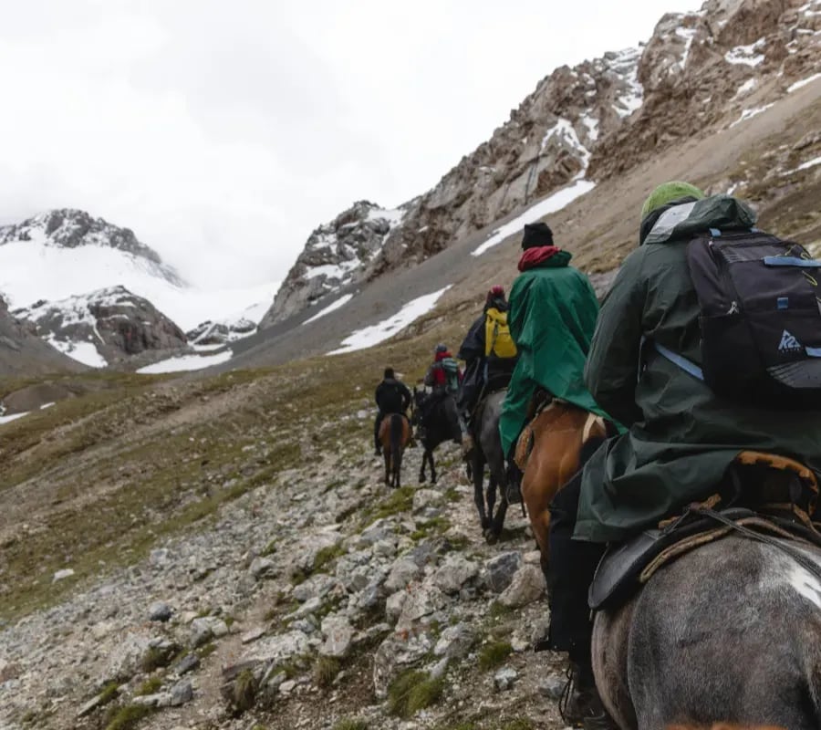 Cabalgatas con alma en Caviahue: la familia que volvió a La Vega y abrió las tranqueras al turismo