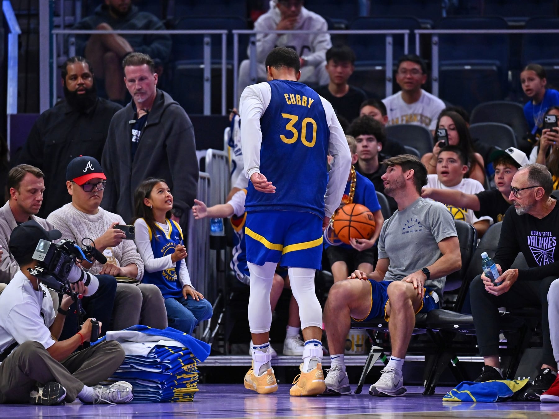 Curry renovó, se torció el tobillo y los Warriors ya cruzan los dedos antes del debut