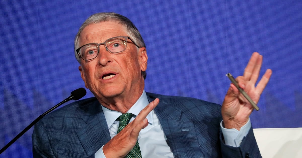 Gates reclamó desde el Vaticano que los gobiernos regulen la inteligencia artificial antes de que agrande la brecha social