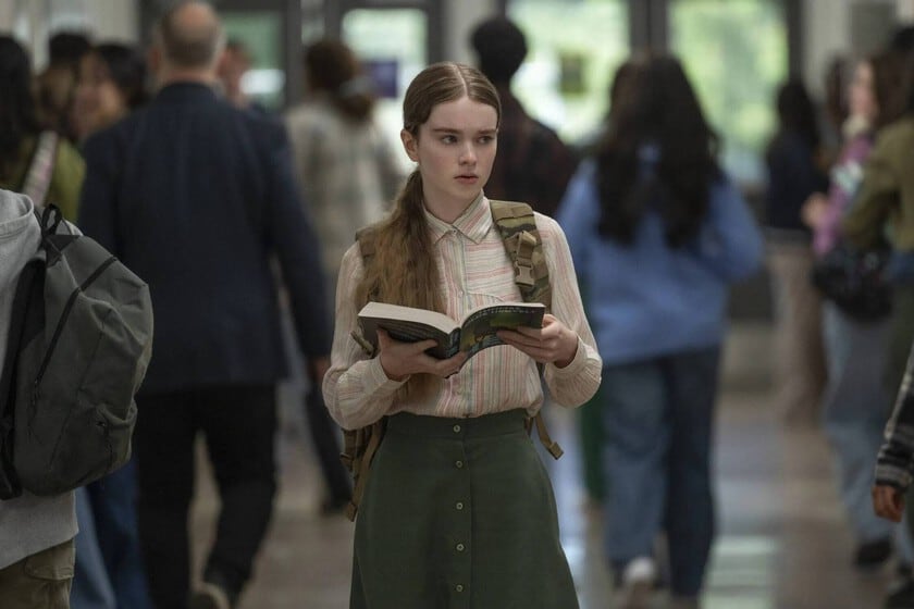 Carrie llega a la biblioteca y encuentra una rebellion hecha de libros