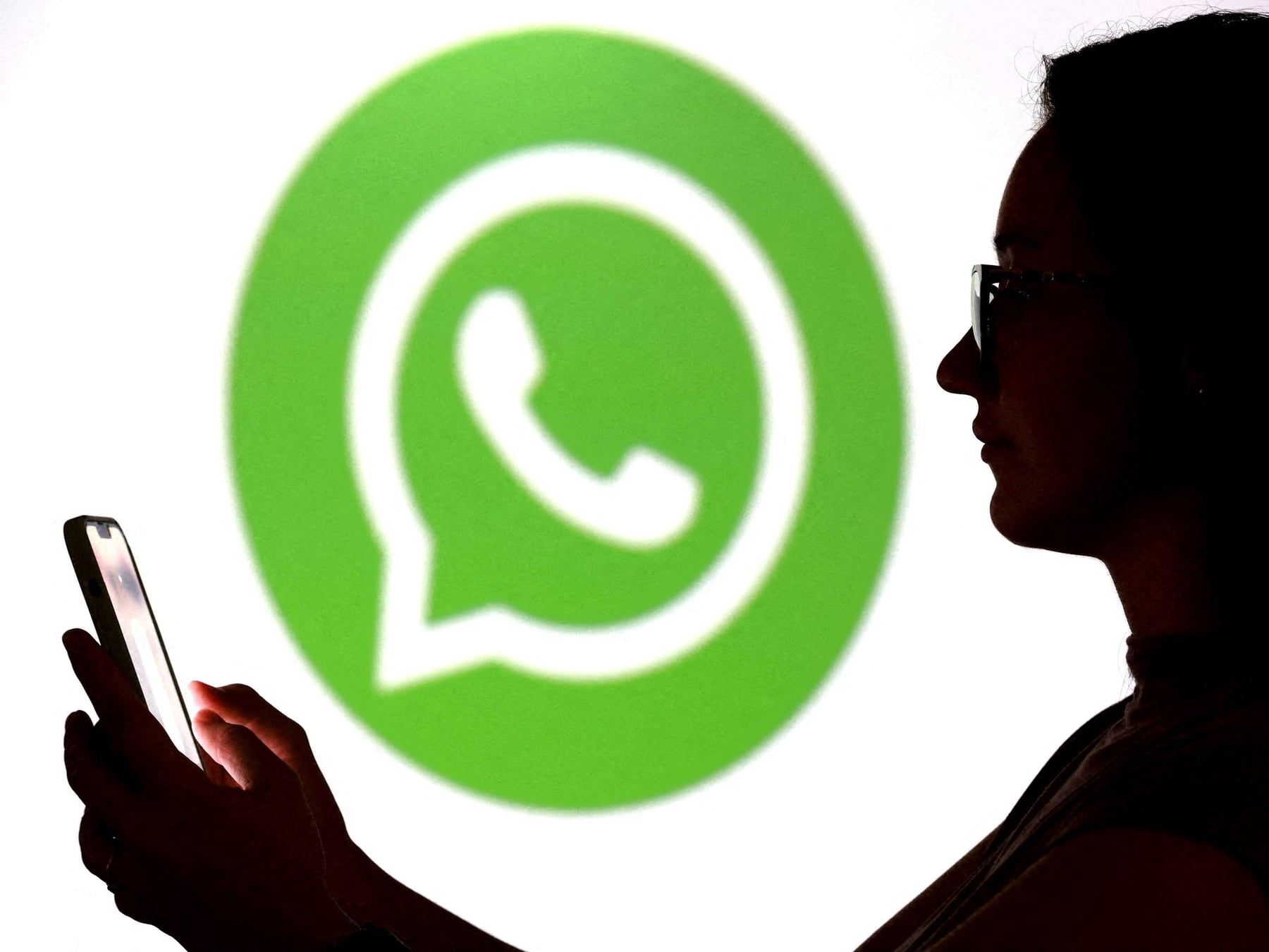 WhatsApp en cuatro pantallas: cómo saber si alguien más está leyendo tus chats