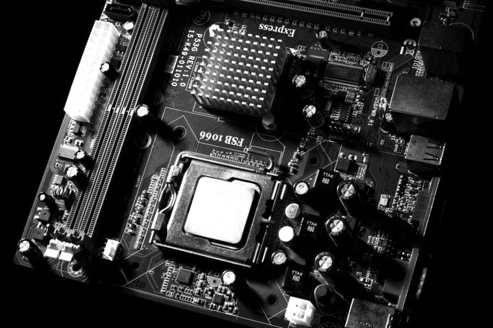 GIGABYTE se anima al mundo del anime y lanza dos motherboards blancas que miran de reojo a los gamers que arman su PC como si fuera una vitrina