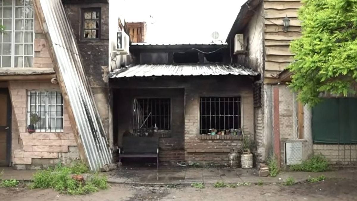 Una vela mal apagada y la planta baja de una casa del barrio La Sirena se convirtió en ceniza en Neuquén