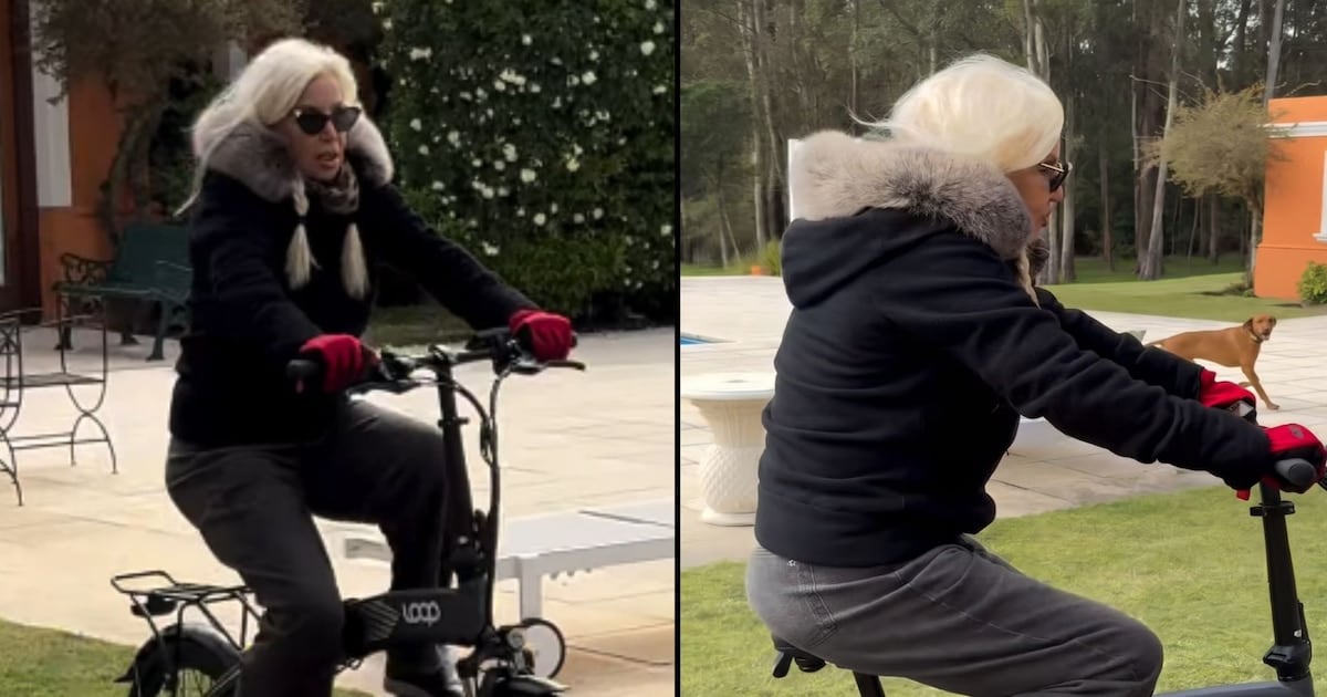 Susana Giménezählen sehonece en bicicleta por los jardines de su casa de Punta del Este