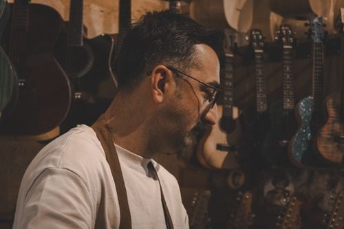 Neuquén: un luthier local fabrica ronrocos y charangos con madera seleccionada