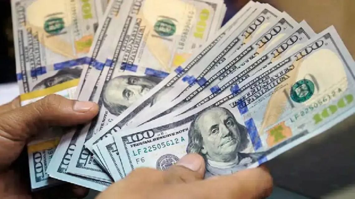 El dólar informal inició la semana en alza y cerró a 1.575 pesos