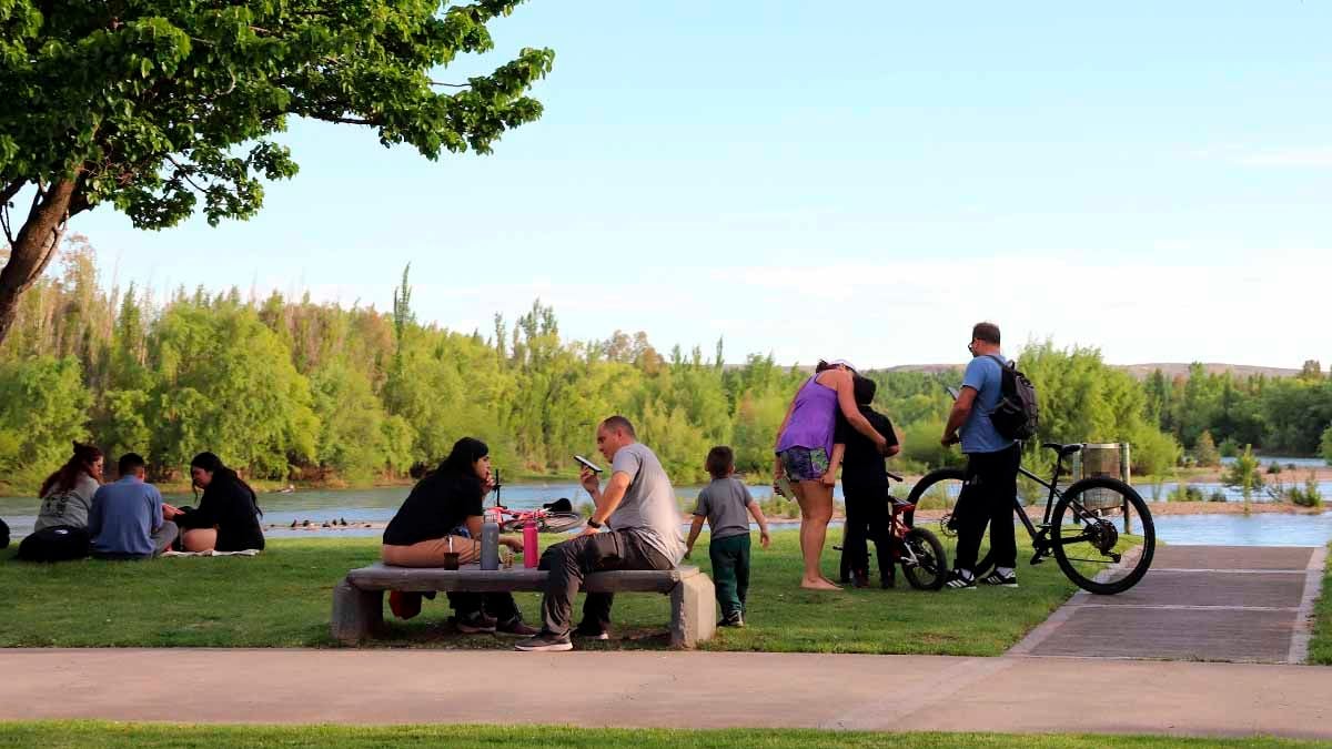 Sol, 22 grados y mate junto al Limay: el paseo costero convocó a los neuquinos